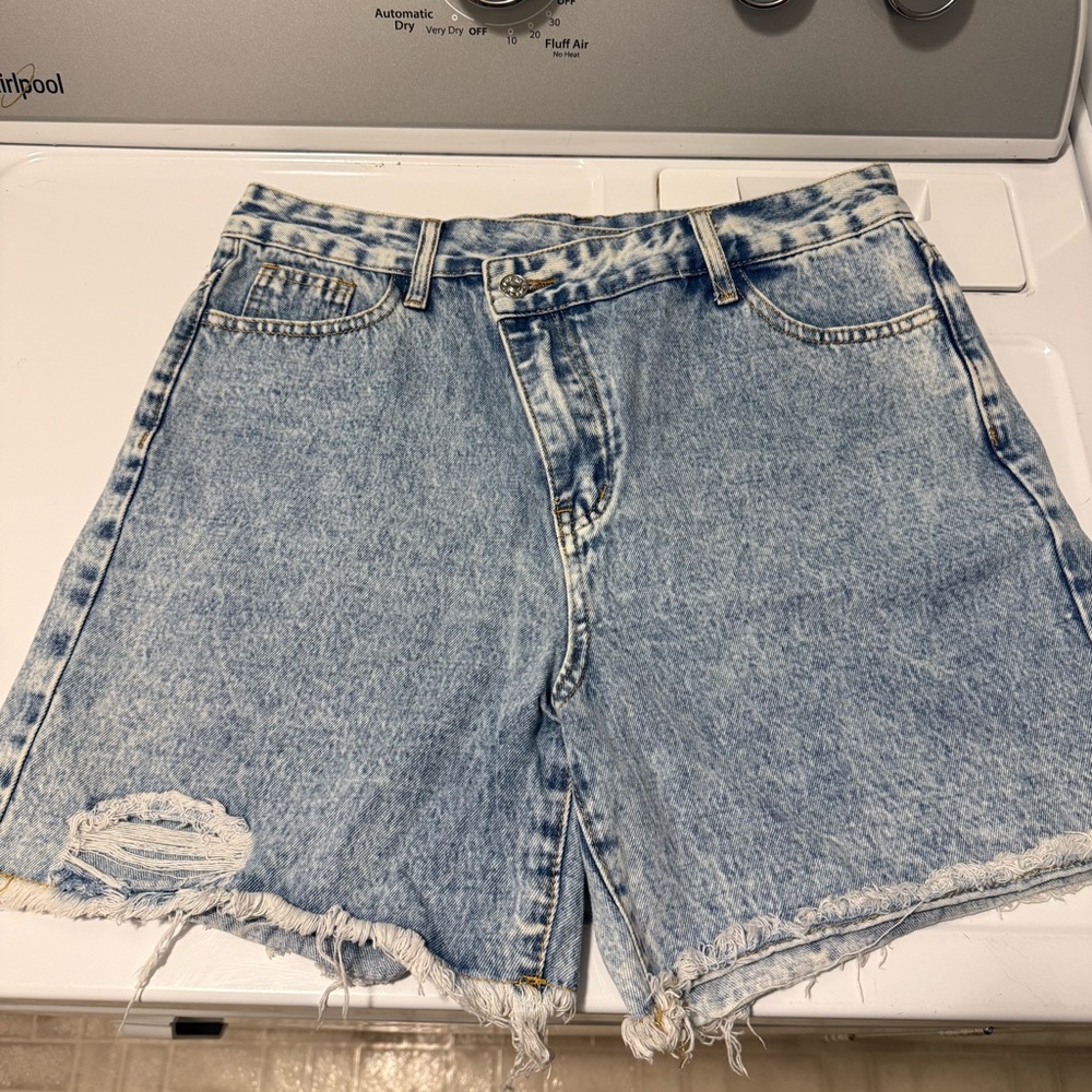 Criss cross button denim cut off shorts